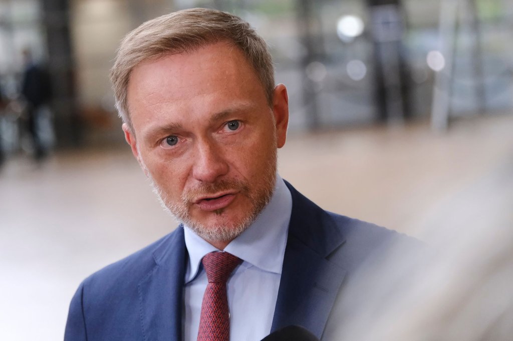 Lindner föreslår stöd för E-bränslebilar